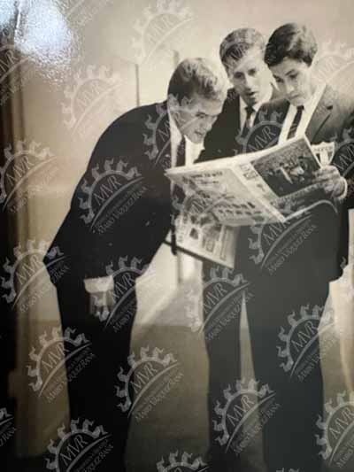 c.a. 1966 - Jugadores viendo la prensa